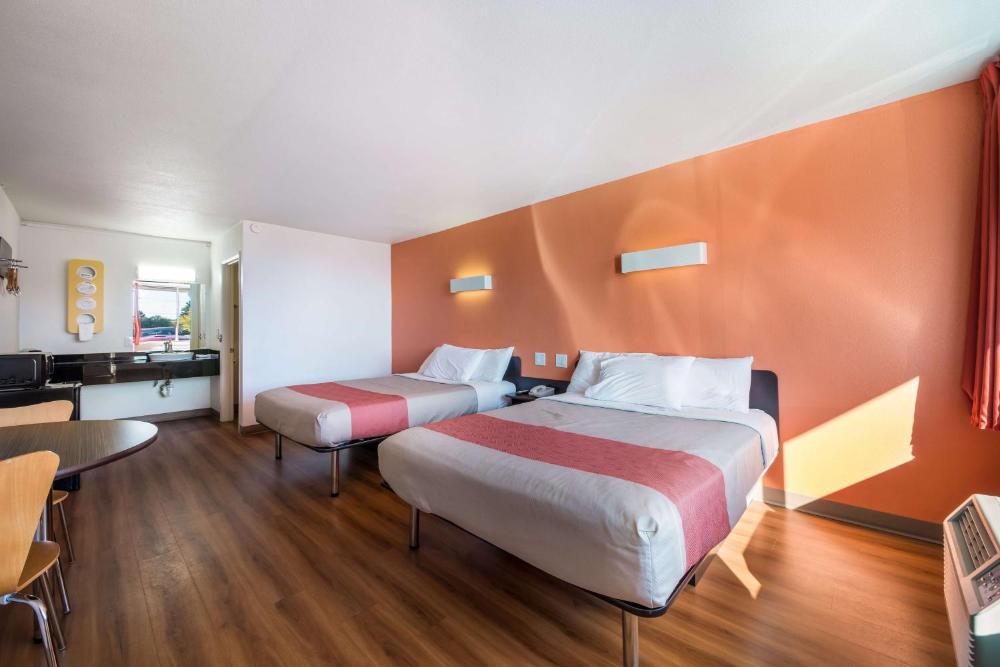 Deluxe Queen Room with Two Queen Beds - Smoking interior