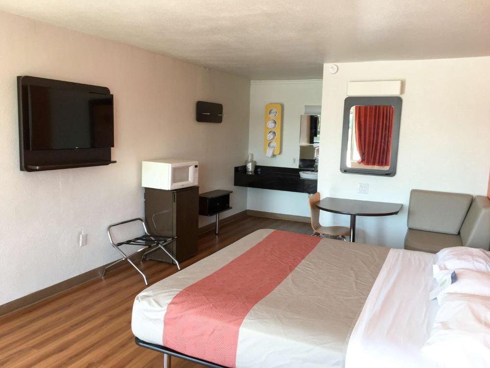 Deluxe King Room - Non-Smoking interior